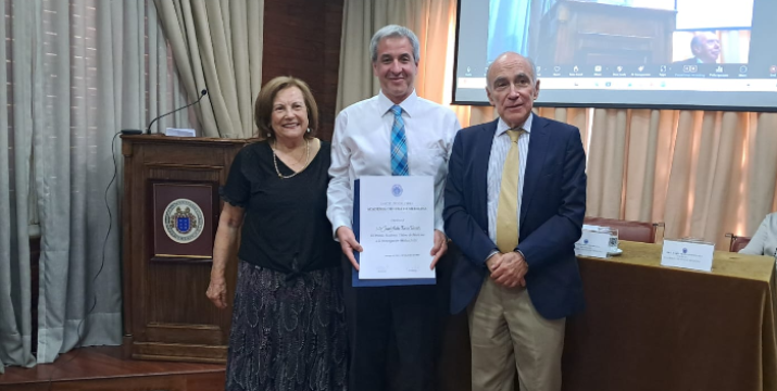 Doctor Juan Pablo Torres recibe premio a la Investigación Médica 2025
