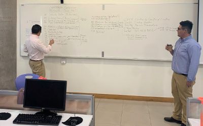 Cristian Olivares de la Facultad de Economía y Negocios y Sebastián Moreno, parte del equipo de la consultora que apoya la implementación de SAP, Easy Training Choice.   