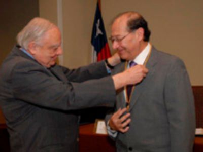 El doctor Rodolfo Armas hace entrega de la medalla al doctor Marcelo Wolff.