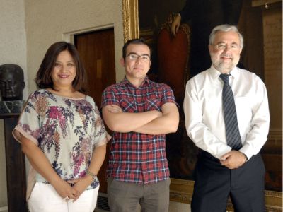 Profesores Verónica Aliaga y Diego Cifuentes junto al doctor Manuel Kukuljan. 