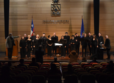 La Camerata Vocal de la Universidad de Chile interpretó temas de Violeta Parra, Patricio Manns, Osvaldo Rodríguez y Víctor Jara. 