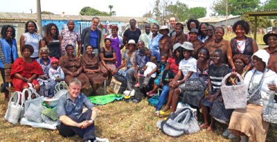 El psiquiatra junto a un equipo de investigadores en Zimbabwe, África.
