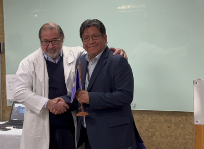 El doctor Luis Risco hace entrega del banderín institucional de la Clínica Psiquiátrica Universitaria al doctor Pablo Gaspar