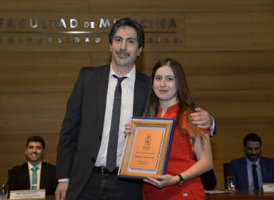 Como mejor egresada de la promoción 2021 fue distinguida la matrona Consuelo Lazo Moreno, quien recibió su premio de manos del doctor Leandro Carreño. 
