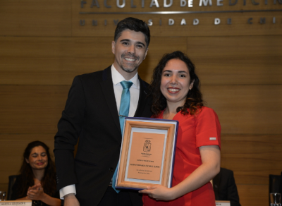 La distinción Espíritu Profesional fue para la matrona Aylin Escares Guede, que lo recibió de manos del profesor Pablo Gálvez. 
