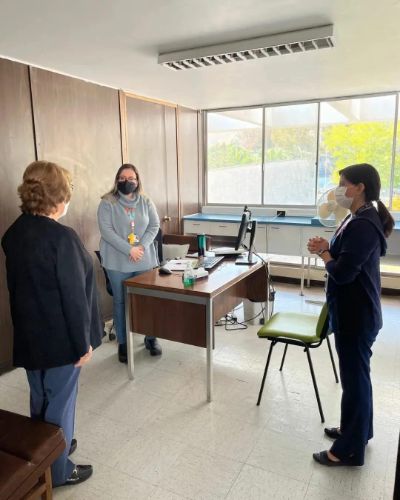La profesora Ahlers realizó un recorrido por el edificio de SEMDA central, durante el cual la nueva directora pudo conocer a parte de su equipo de trabajo