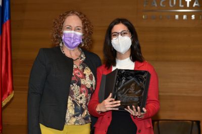 Daniela Águila recibió su premio como mejor rendimiento académico 2021 de manos de la vicedecana de la Facultad de Medicina, profesora Mariangela Maggiolo. 