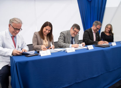 Doctor Emilio Santelices, Priscilla Molina, doctor Roberto Yáñez, doctor Miguel O´Ryan y doctora Sandra Mahecha durante la firma del convenio
