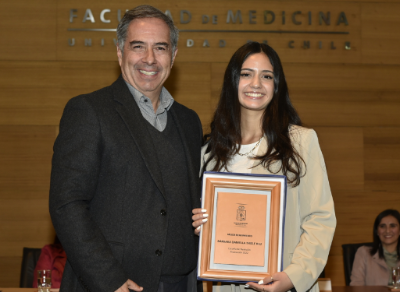 La nutricionista Bárbara Thiele Ruz fue premiada por su excelencia académica por parte del decano de la Facultad de Medicina, doctor Miguel O'Ryan.