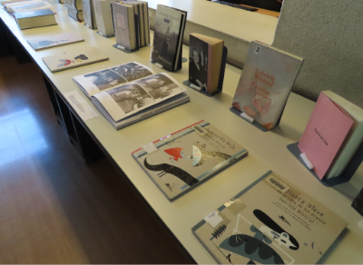 La muestra tiene libros de Gabriela Mistral así como de otros autores que analizan su obra
