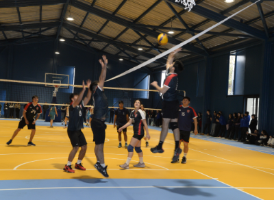 La “Caja Azul” es un gimnasio para la enseñanza y práctica de básquetbol y vóleibol, además de otras disciplinas deportivas y recreativas. 