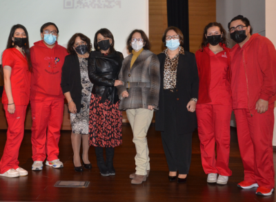 Las docentes homenajeadas junto a representantes del Centro de Estudiantes de Obstetricia y Puericultura