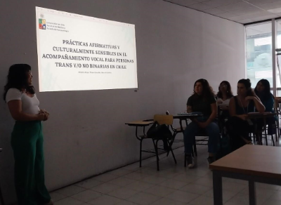 Presentación del trabajo oral Prácticas afirmativas y culturalmente sensibles en el acompañamiento vocal para personas trans y/o no binarias en Chile por las estudiantes de Fonoaudiología Tihare González y Antonia Araya. 