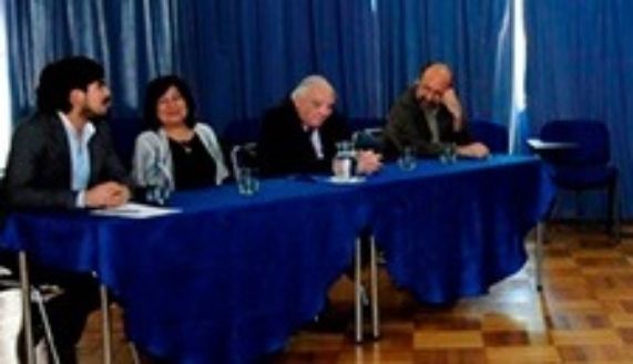 Los panelistas del encuentro fueron los doctores Juan Villagra, Rubén Dueñas y Rodolfo Armas Merino, además de la ex funcionaria Cristina Tapia.