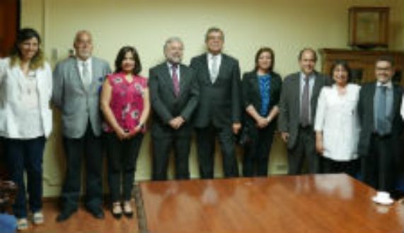 La delegación de la Universidad de Talca junto a las autoridades de la Facultad de Medicina de la Universidad de Chile