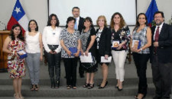 Los homenajeados durante la ceremonia junto a las autoridades del Departamento de Fonoaudiología. 