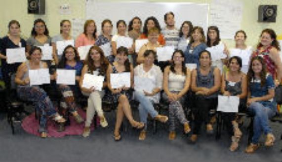 Las profesoras de la Escuela Diferencial Santa Teresa de Ávila luego de recibir su diploma por la capacitación recibida. 