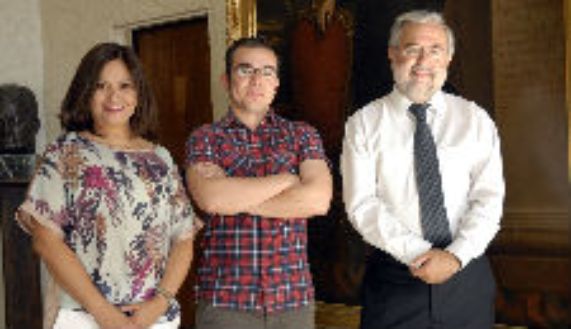 Profesores Verónica Aliaga y Diego Cifuentes junto al doctor Manuel Kukuljan.