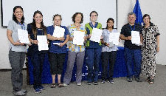 La doctora Isabel Segovia junto a algunos de los profesionales de la atención primaria a los que se reconoció su labor