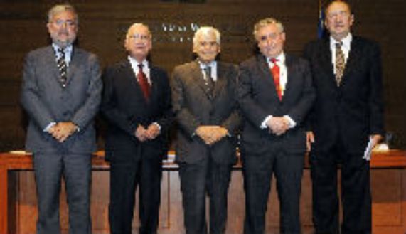 Doctores Manuel Kukuljan, Hernán Iturriaga, Lautaro Vargas, Ennio Vivaldi e Ítalo Campodónico. 