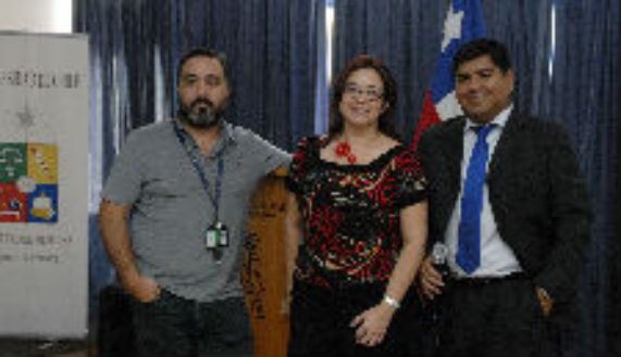 Doctores Ulises González, Loreto Acuña y César Cortés, de la Unidad de Medicina de Urgencias del Hospital Clínico Universidad de Chile