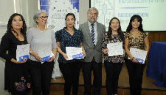 El doctor Manuel Kukuljan y la prof. Silvana Castillo (a la izquierda) junto a algunas docentes homenajeadas