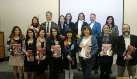 El grupo de autores junto a la editora, profesora Pía Villanueva. 