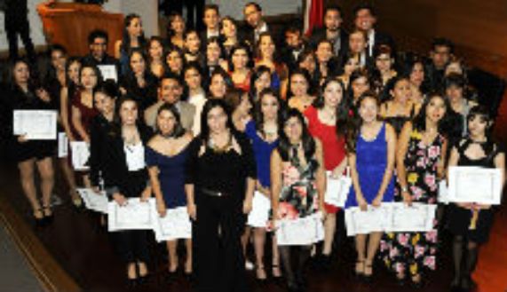 Generación 2016 de Nutricionistas de la Universidad de Chile junto a la directora de su escuela, profesora Soledad Reyes. 