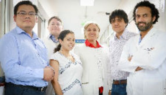Los doctores Gonzalo Farías y Luis Toro junto a la coordinadora del CICA, Daniela Ponce de la Vega y su directora, doctora María Isabel Behrens, así como los doctores Felipe Salech y Antonello Penna. 