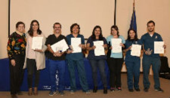 La doctora Isabel Segovia (a la izquierda) con un grupo de los profesionales de la salud destacados. 