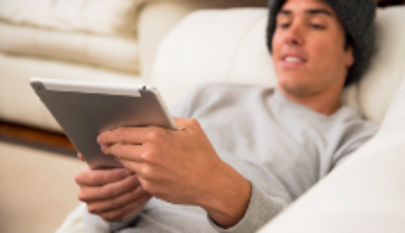 Las pantallas actúan como facilitadoras de adicciones, dicen los especialistas, al aumentar la disponibilidad e inmediatez en el acceso a aquellas actividades que consumimos sin control