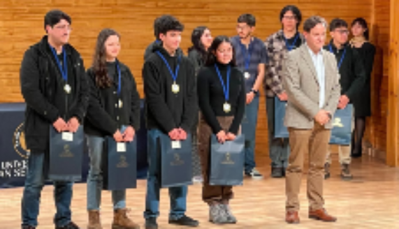 El equipo ganador del primer lugar de las V Olimpíadas de Anatomía Humana