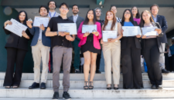 Los becarios 2024 de la Beca de Movilidad Internacional de Banco Santander pertenecientes al Campus Eloísa Díaz, junto a autoridades de sus facultades. 