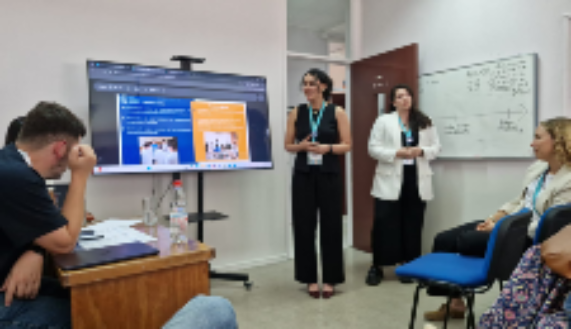 Las representantes del Programa de Ayudantes Docentes Valentina Muñoz Selman y Gabriela Figueroa Baracat, durante su exposición