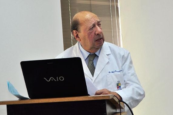 El doctor Campodónico en 2017, cuando recibió su nombramiento como Profesor Emérito de manos del rector de la Universidad de Chile en la época, doctor Ennio Vivaldi. 