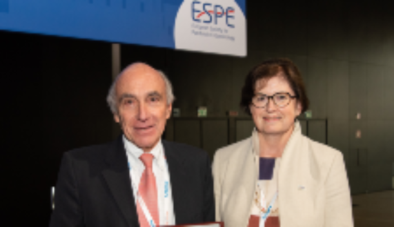 El doctor Fernando Cassorla recibió su premio de manos de la doctora Anita Hokken-Koelega, secretaria general de la ESPE