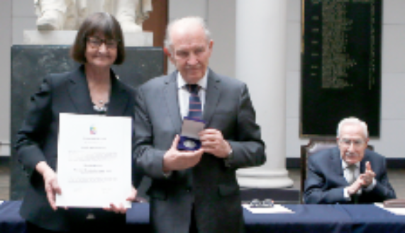 La medalla y el diploma correspondientes a la distinción Juvenal Hernández Jaque 2022 le fueron entregadas al doctor Emilio Roessler por la rectora de la Universidad de Chile, doctora Rosa Devés. 