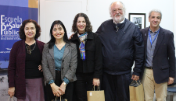 Doctores Paulina Pino, Nelly Alvarado, Marinella Mazzei y Marcos Vergara, homenajeados por su larga trayectoria en la ESP, junto al vicedecano de la Facultad de Medicina, doctor Juan Pablo Torres.