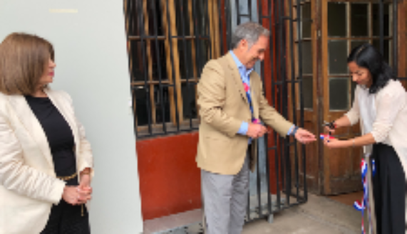 Brenda González, doctor Miguel O'Ryan y profesora Ingrid Leal, en el corte de cinta de la sala de reuniones 