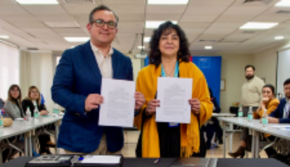 El profesor Eduardo Cerda y la representante nacional del ISL, Aída Chacón Barraza, firmaron el convenio de colaboración.