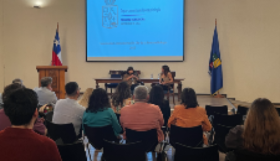 La profesora Zulema de Barbieri fue entrevistada en el escenario por la profesora Claudia Araya, por lo que pudo profundizar en lo que fue su decisión vocacional, así como en su desarrollo profesional, académico y docente