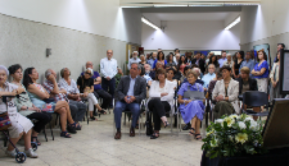 La actividad congregó a autoridades universitarias, representantes del mundo público, académicas y académicos, funcionarias y funcionarios, estudiantes, amistades y familiares, quienes se reunieron para reconocer su trayectoria intelectual, su liderazgo institucional y su profundo compromiso con la salud pública.