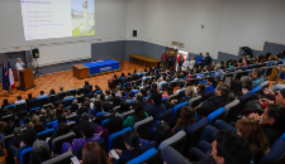 El doctor Tobar destacó los desafíos institucionales para 2025, mencionando la implementación de la Ley HCUCH, la consolidación del programa de bienestar para las personas, y la mejora de los procesos clínico-administrativos. 