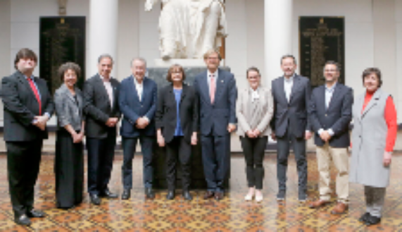 El doctor Marín junto a las autoridades de Rectoría de la Universidad de Chile y del decanato de las facultades de Medicina y Ciencias Físicas y Matemáticas en la firma del convenio con el MIT