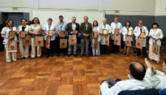 En la actividad, el doctor O’Ryan hizo entrega de una distinción a los académicos destacados en el ámbito de la extensión. 