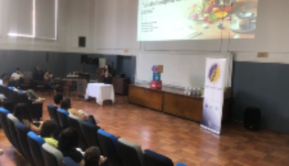La profesora Paola Cáceres abordó el tema de la medicina culinaria, como una disciplina basada en la evidencia orientada a fusionar las artes culinarias con las ciencias de la nutrición y la medicina