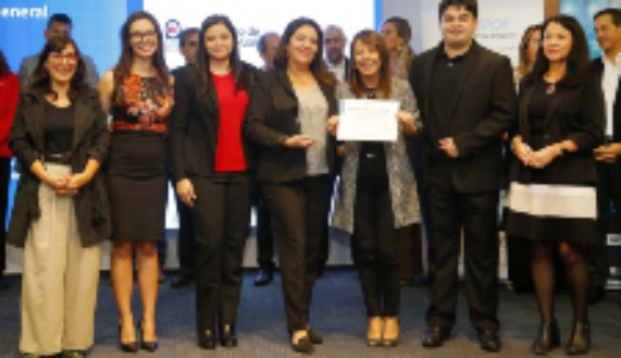 El equipo investigador ganador durante la ceremonia de premiación. 