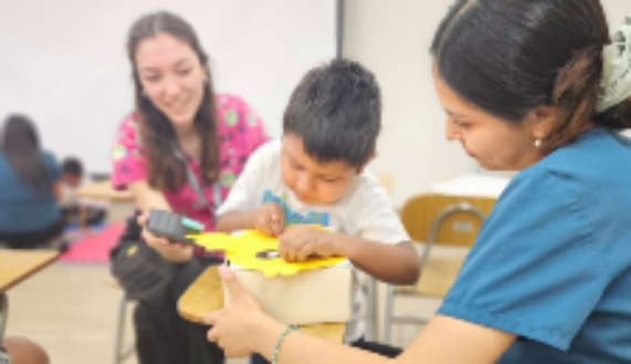 La iniciativa brindó 10 sesiones, ofrecidas por estudiantes de 4to año, a 27 niños y sus padres o cuidadores