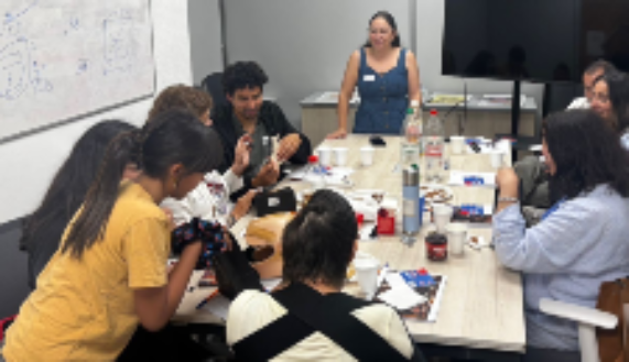 La profesora Claudia Olivares en uno de los focus group realizados en la Facultad de Medicina