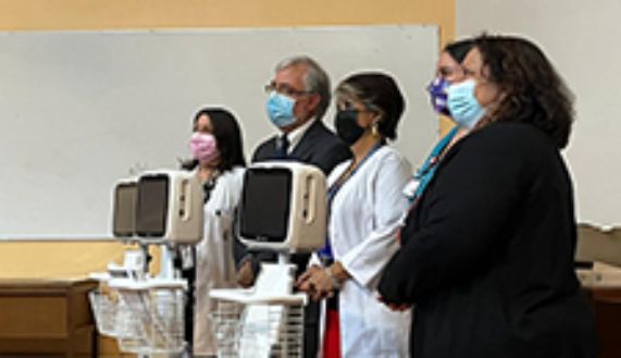 El equipamiento fue entregado por el decano de la Facultad de Medicina, doctor Manuel Kukuljan, a la directora (s) del Hospital del Salvador, doctora Victoria Pinto. 
